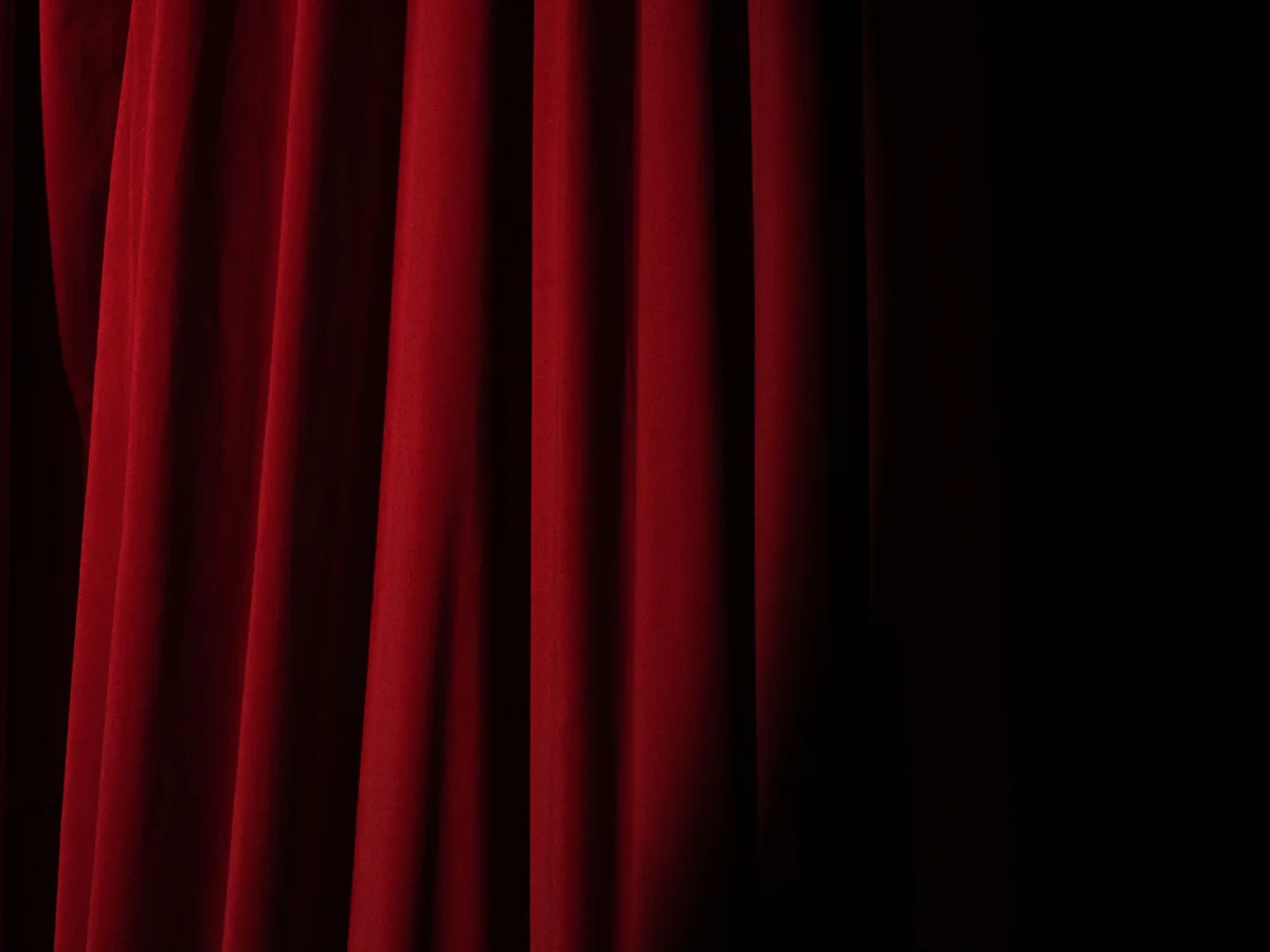 Un telón de terciopelo rojo iluminado por un foco