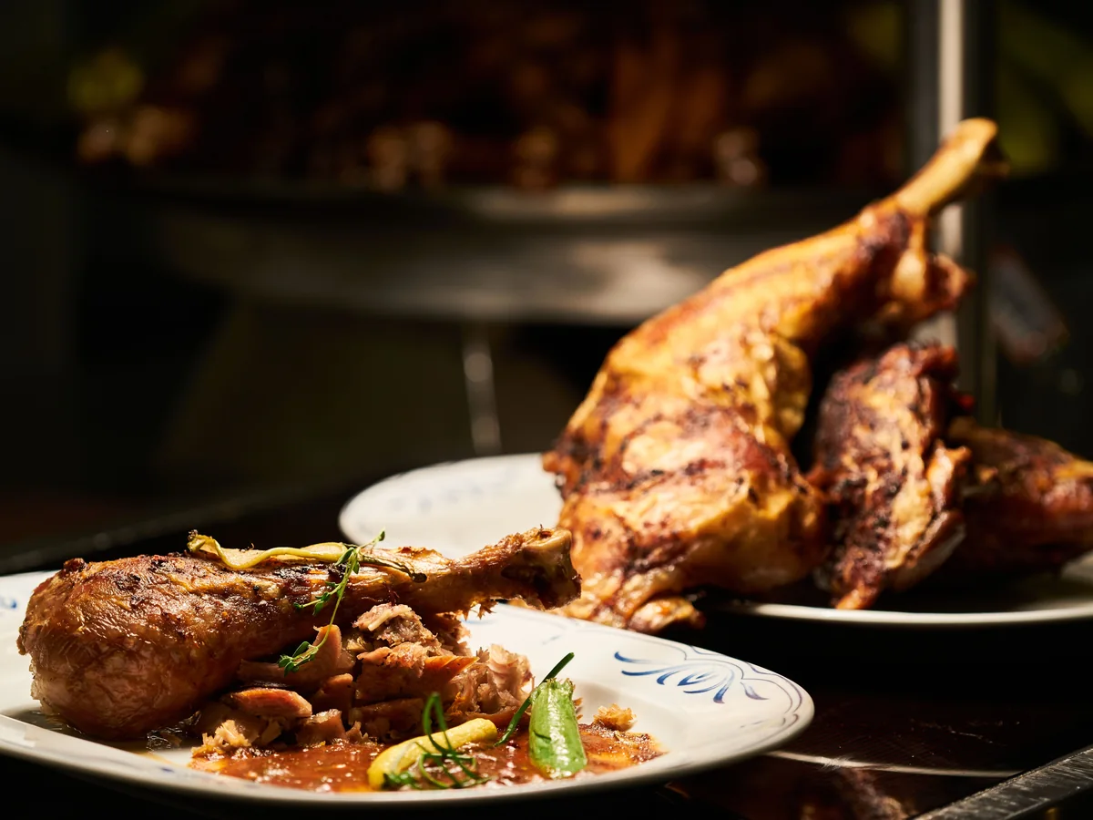 Un plato de pollo asado — representativo de la comida de pollo asado servida durante el espectáculo