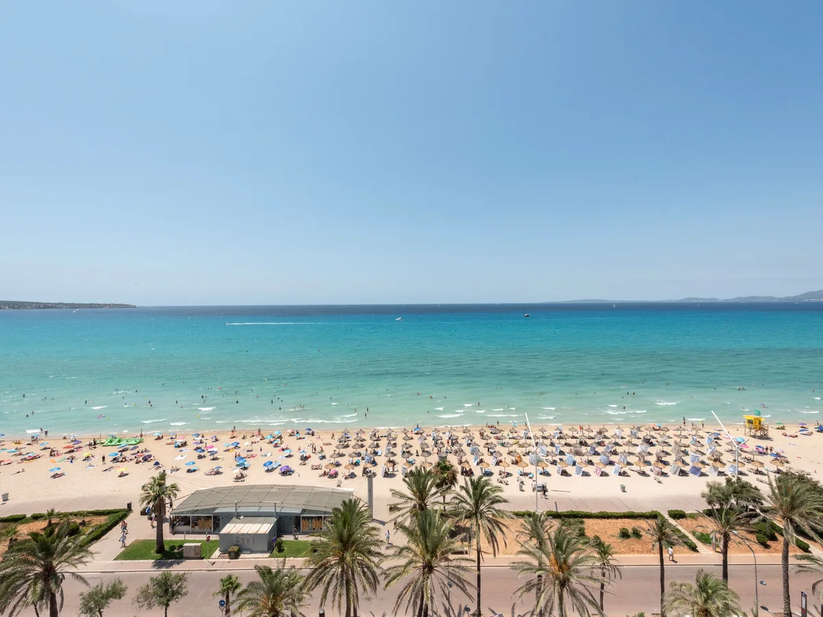 Una playa soleada de Mallorca cerca de Magaluf